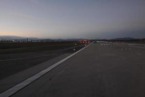 aeropuerto de malpensa en milán italia vista después del atardecer en invierno foto