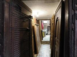 puerta de madera en el casco antiguo de fez medina. Marruecos. foto