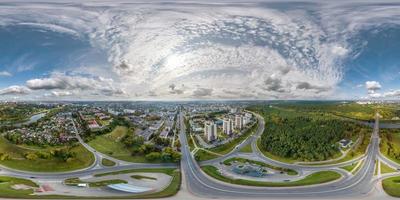 vista panorámica completa aérea esférica hdri 360 sobre el cruce de carreteras cerca del bosque en proyección equirectangular. puede usarse como reemplazo del cielo para tomas de drones foto