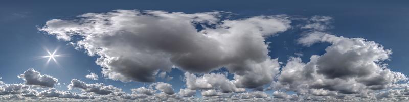 cielo nublado con nubes como panorama hdri 360 sin costuras con cenit en formato de proyección equirectangular esférica utilizado para el reemplazo del cielo en visualización de gráficos 3d, tomas de drones o desarrollo de juegos foto