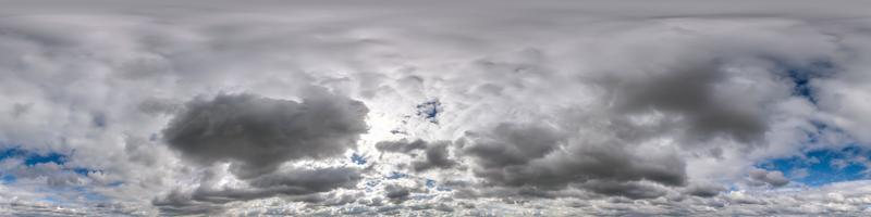 cielo nublado con nubes como panorama hdri 360 sin costuras con cenit en formato de proyección equirectangular esférica utilizado para el reemplazo del cielo en visualización de gráficos 3d, tomas de drones o desarrollo de juegos foto