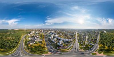 vista panorámica aérea completa esférica hdri 360 sobre el cruce de carreteras con tráfico en un complejo residencial con edificios de gran altura en proyección equirectangular. foto