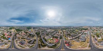 vista panorámica aérea completa esférica hdri 360 sobre el cruce de carreteras con tráfico en proyección equirectangular. puede usarse como reemplazo del cielo para tomas de drones foto