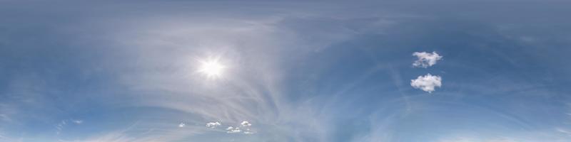 cielo azul con nubes como panorama hdri 360 transparente con cenit en formato de proyección equirectangular esférica para reemplazo del cielo en visualización de gráficos 3d o tomas de drones o desarrollo de juegos foto