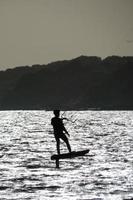 windsurf, kitesurf, deportes acuáticos y de viento impulsados por velas o cometas foto