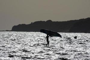 windsurf, kitesurf, deportes acuáticos y de viento impulsados por velas o cometas foto