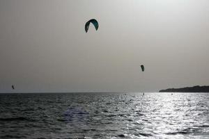 windsurf, kitesurf, deportes acuáticos y de viento impulsados por velas o cometas foto