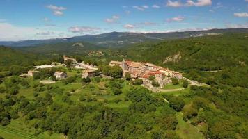 tijd vervallen ronde vlucht over- de historisch s werelds kleinste stad brommen in Kroatië gedurende dag video