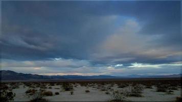 Zeitrafferfilm über ein Wüstengebiet im Yushua-Tree-Nationalpark in Südkalifornien video