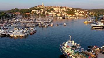 vidéo de drone de la ville côtière croate de vrsar en istrie au coucher du soleil video