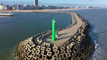 dar vlucht over- belgisch haven stad oostende met haven en strand in de ochtend- video