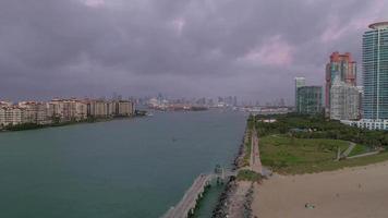 video de lapso de tiempo de la playa de miami y sobrevuelo de la entrada del puerto mientras llega un crucero