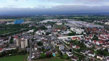 vol de drone en allemagne au-dessus de la ville de district de hesse gross gerau dans la soirée video