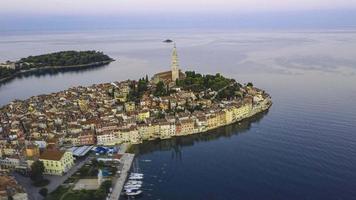 filme timelapse da histórica cidade croata rovinj durante o nascer do sol video