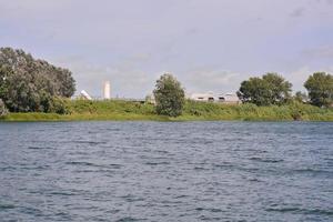 paisaje con lago y arboles foto