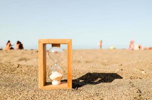 reloj de arena en la playa foto