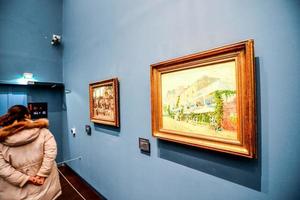 personas no identificadas y obras de arte en el musee d orsay en parís, francia, alrededor de octubre de 2022 foto