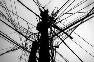 Pilón de cables de electricidad peligrosa foto