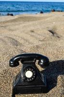 teléfono antiguo en la playa