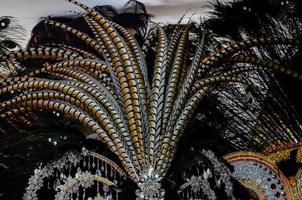 personas no identificadas con máscaras de carnaval en el carnaval de venecia en venecia, italia, alrededor de febrero de 2022 foto