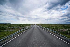 vista panorámica de la carretera en suecia foto
