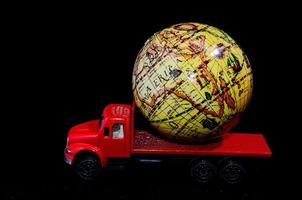 camión de juguete que lleva un globo terráqueo foto