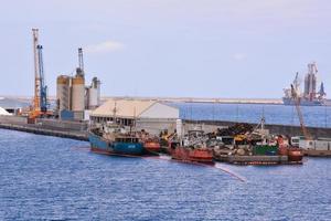 grúas y barcos en el puerto foto