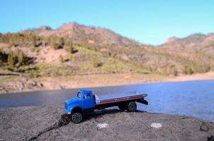 camión de juguete en el lago foto