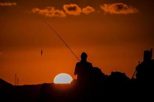 silueta de un pescador foto