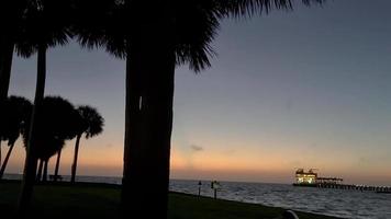 tijd vervallen video van zonsopkomst over- heilige Perersburg pier in Florida