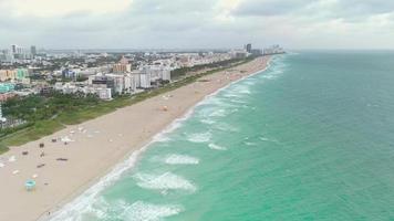 Drohnenvideo von Miami Beach und Skyline bei Sonnenaufgang video