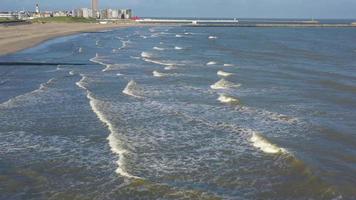 dar vlucht over- de strand van de belgisch haven stad van oostende met surfers video