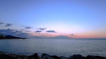 film accéléré d'un lever de soleil coloré sur la mer méditerranée avec de grandes formations nuageuses video