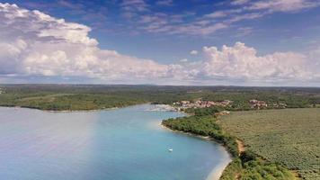 Drönare video av istriska stad cervar-porat nära porec under dagtid med panorering över omgivande kust