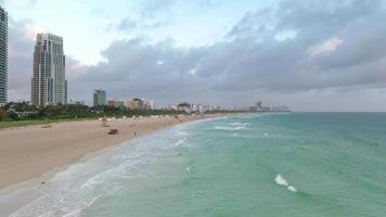 Drönare video av miami strand och horisont under soluppgång