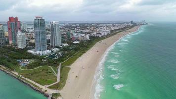 Drönare video av miami strand och horisont under soluppgång