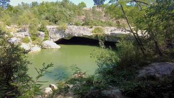 vídeo de um cliff diver na cachoeira pazinski krov perto de pazin na província croata de istria central video