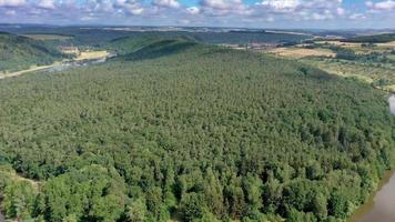 video de drones del circuito principal cerca de urphar en baden-wuertemberg durante el día en verano