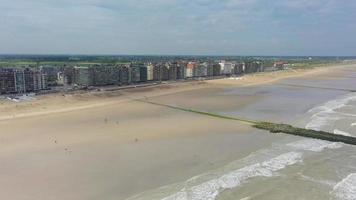 video de drones sobre la playa de la ciudad costera belga de middelkerke