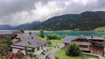 Timelapse video handla om turkos sjö weissensee i österrikiska provins Kärnten under dagtid