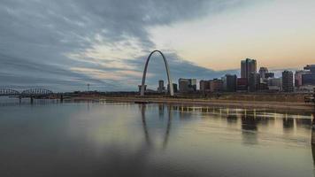 Sunset over St.Luis skyline with Arch in winter video