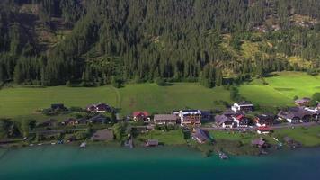 Drohnenflug über den türkisfarbenen Weißensee im österreichischen Bundesland Kärnten tagsüber video