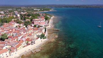 video panorámico de drones de la ciudad costera croata de novigrad en istria tomado durante el día con clima despejado