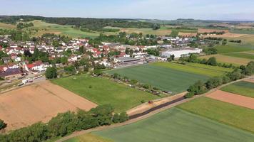 drone sobrevuela el municipio sureño de hesse de gross-bieberau en odenwald durante el día video