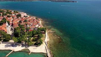 vídeo panorâmico de drone da cidade costeira croata de novigrad na ístria, tirado durante o dia com tempo claro video