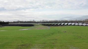 antenne visie van een groot veld- met zonne- cellen voor de productie van hernieuwbaar energie video