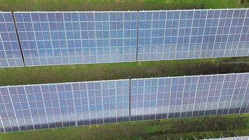 antenne visie van een groot veld- met zonne- cellen voor de productie van hernieuwbaar energie video