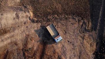 vista aérea de excavadoras pesadas en el sitio de construcción. video