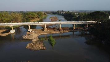 vue aérienne des travaux de rénovation et de réparation sur la route du pont de la rivière. video