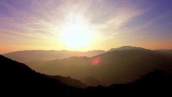 panning lasso di tempo a tramonto nel il montagne video